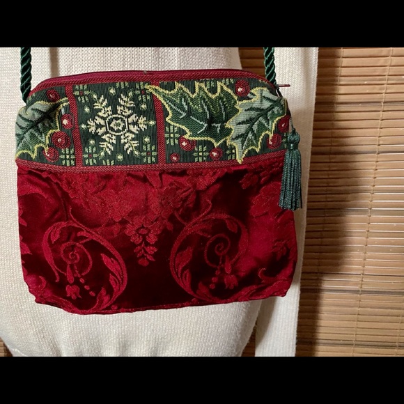 🎄Holiday crossbody bag. Deep red and green, perfect for this time of the year. - Picture 7 of 16